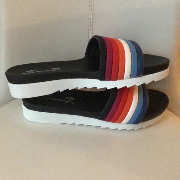 Women’s Slides - Picture 2 of 4